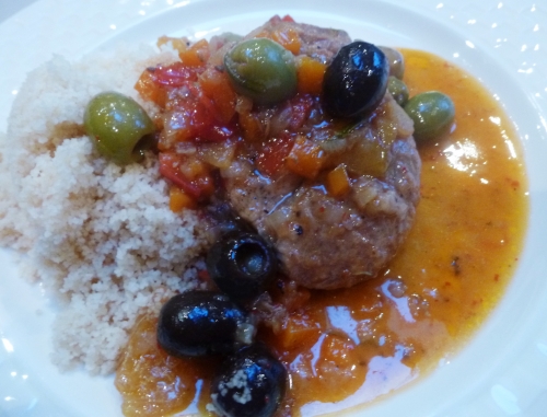 Jarret de Veau, Veau, Carotte, Tomate, Ail, Oignon, Huile d'Olive, Harissa, Piment d'Espelette, Citron Confit, Olives, Sucre Roux