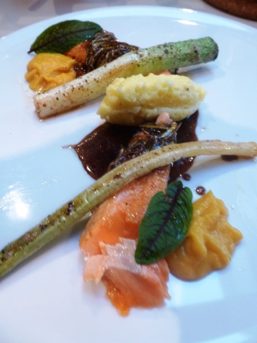 omble chevalier,fleur de sel,beurre,butternut,fond de volaille,crème,parmesan,cinq epices,jeune poireaux,oseille,bouillon de volaille,fumet de poisson,vin blanc sec,vinaigre balsamique,ail,thym,huile d'olive,pommes de terre,crème epaisse