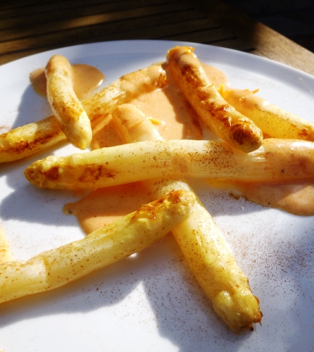 asperges blanches,asperges de malines,oranges sanguines,beurre,cayenne,espresso soluble,laurier,citron,oeufs