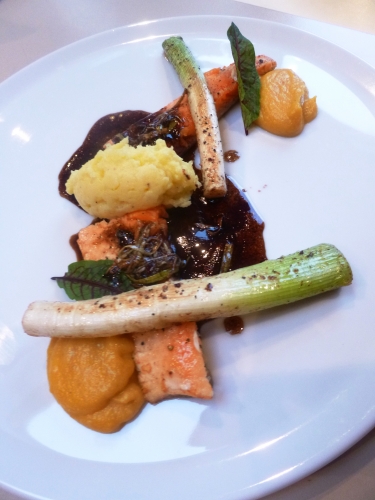 omble chevalier,fleur de sel,beurre,butternut,fond de volaille,crème,parmesan,cinq epices,jeune poireaux,oseille,bouillon de volaille,fumet de poisson,vin blanc sec,vinaigre balsamique,ail,thym,huile d'olive,pommes de terre,crème epaisse