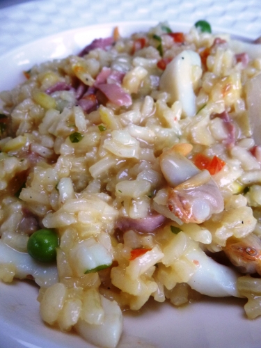 risotto,coques,artichauts,seiche,tomates confites,vin blanc,jambon bodega,citron,persil,ail,bouillon de coques,crème epaisse,safran,petits pois