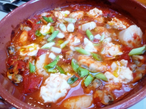 Vin Blanc, Coques, Ail, Tomates, Origan, Citron, Gambas, Coquilles St Jacques, Feta, Jeunes Oignons, Piment Fumé