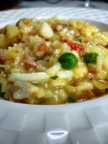 risotto,coques,artichauts,seiche,tomates confites,vin blanc,jambon bodega,citron,persil,ail,bouillon de coques,crème epaisse,safran,petits pois