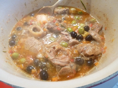 Jarret de Veau, Veau, Carotte, Tomate, Ail, Oignon, Huile d'Olive, Harissa, Piment d'Espelette, Citron Confit, Olives, Sucre Roux