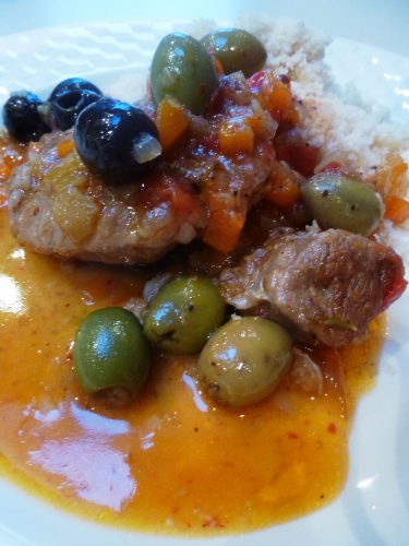 Jarret de Veau, Veau, Carotte, Tomate, Ail, Oignon, Huile d'Olive, Harissa, Piment d'Espelette, Citron Confit, Olives, Sucre Roux