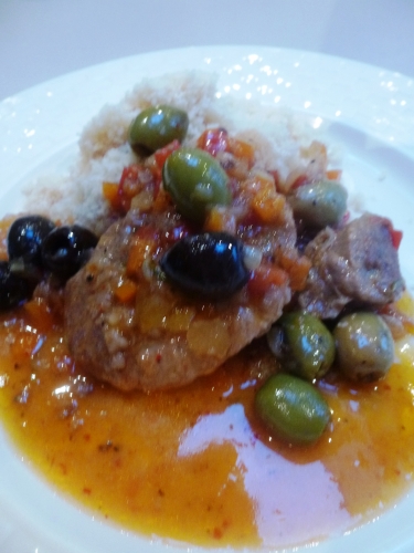 Jarret de Veau, Veau, Carotte, Tomate, Ail, Oignon, Huile d'Olive, Harissa, Piment d'Espelette, Citron Confit, Olives, Sucre Roux