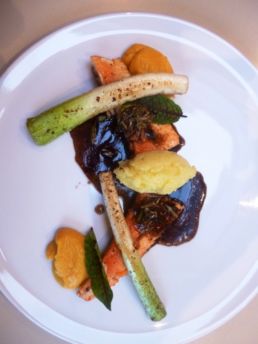 omble chevalier,fleur de sel,beurre,butternut,fond de volaille,crème,parmesan,cinq epices,jeune poireaux,oseille,bouillon de volaille,fumet de poisson,vin blanc sec,vinaigre balsamique,ail,thym,huile d'olive,pommes de terre,crème epaisse