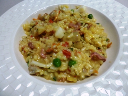 risotto,coques,artichauts,seiche,tomates confites,vin blanc,jambon bodega,citron,persil,ail,bouillon de coques,crème epaisse,safran,petits pois