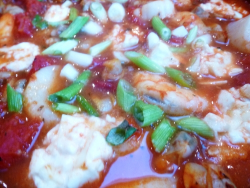 Vin Blanc, Coques, Ail, Tomates, Origan, Citron, Gambas, Coquilles St Jacques, Feta, Jeunes Oignons, Piment Fumé