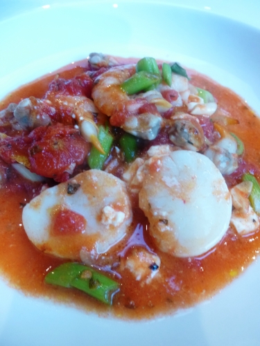 Vin Blanc, Coques, Ail, Tomates, Origan, Citron, Gambas, Coquilles St Jacques, Feta, Jeunes Oignons, Piment Fumé