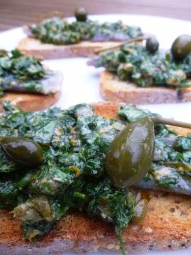 Pain Mulitcéréales, Sardines, Persil Plat, Menthe, Câpres, Ail, Moutarde, Citron, Citron Vert, Huile d'Olive, Gros Sel