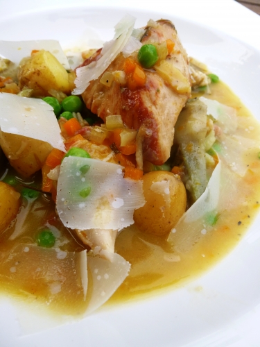 poulet,artichaut,petit pois,pancetta,guanciale,vin blanc,bouillon de volaille,carotte,céleri blanc,oignon blanc,badiane,laurier,romarin,parmesan,grenailles,shery dry,citron