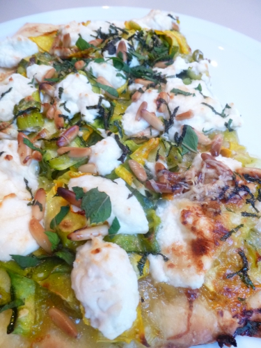 Pizza, Pâte à Pizza, Courgettes, Jeunes Oignons, Chèvre Frais, Miel, Menthe, Huile d'Olive, Pignons de Pin