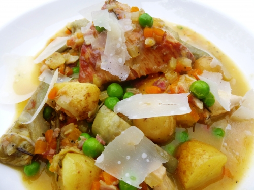 poulet,artichaut,petit pois,pancetta,guanciale,vin blanc,bouillon de volaille,carotte,céleri blanc,oignon blanc,badiane,laurier,romarin,parmesan,grenailles,shery dry,citron