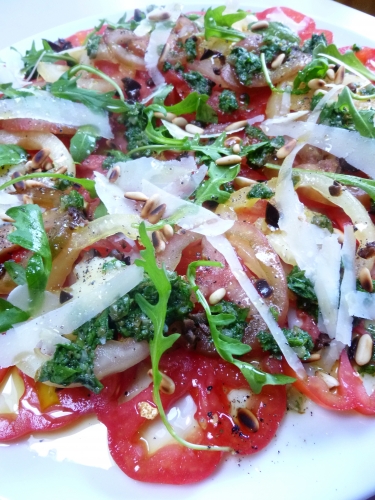 tomates,coeur de boeuf,olives noires,parmesan,roquette,huile d'olive,huile d'olive citron,fleur de sel,poivre noir,pignons de pin,citron,cerfeuil,estragon,basilic,persil plat,câpres,cornichons,ail,moutarde,bister,vinaigre de cidre