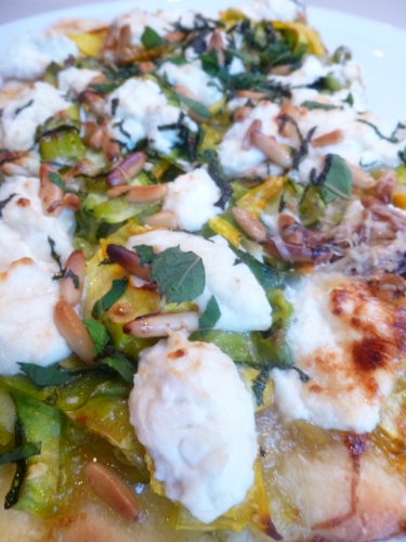 Pizza, Pâte à Pizza, Courgettes, Jeunes Oignons, Chèvre Frais, Miel, Menthe, Huile d'Olive, Pignons de Pin
