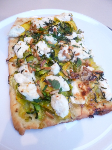 Pizza, Pâte à Pizza, Courgettes, Jeunes Oignons, Chèvre Frais, Miel, Menthe, Huile d'Olive, Pignons de Pin