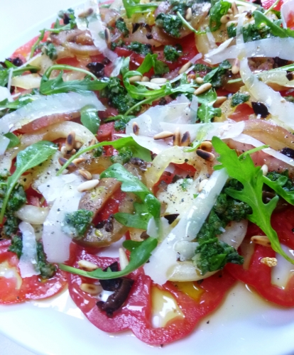 tomates,coeur de boeuf,olives noires,parmesan,roquette,huile d'olive,huile d'olive citron,fleur de sel,poivre noir,pignons de pin,citron,cerfeuil,estragon,basilic,persil plat,câpres,cornichons,ail,moutarde,bister,vinaigre de cidre