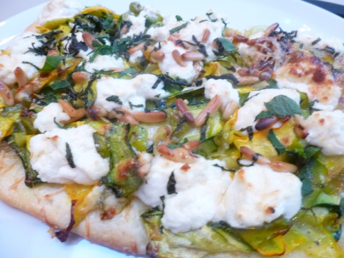 Pizza, Pâte à Pizza, Courgettes, Jeunes Oignons, Chèvre Frais, Miel, Menthe, Huile d'Olive, Pignons de Pin