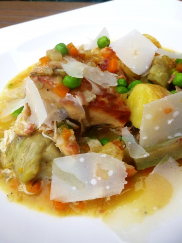 poulet,artichaut,petit pois,pancetta,guanciale,vin blanc,bouillon de volaille,carotte,céleri blanc,oignon blanc,badiane,laurier,romarin,parmesan,grenailles,shery dry,citron