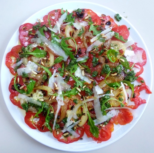 tomates,coeur de boeuf,olives noires,parmesan,roquette,huile d'olive,huile d'olive citron,fleur de sel,poivre noir,pignons de pin,citron,cerfeuil,estragon,basilic,persil plat,câpres,cornichons,ail,moutarde,bister,vinaigre de cidre