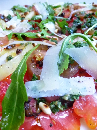 tomates,coeur de boeuf,olives noires,parmesan,roquette,huile d'olive,huile d'olive citron,fleur de sel,poivre noir,pignons de pin,citron,cerfeuil,estragon,basilic,persil plat,câpres,cornichons,ail,moutarde,bister,vinaigre de cidre