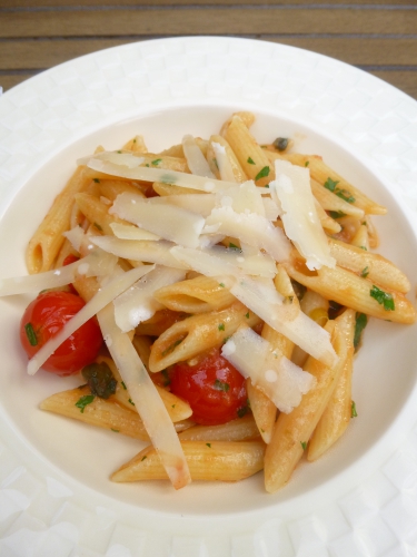 tomates,piments,penne rigate,oignon,basilic,thym,laurier,parmesan,pecorino,tomates cerises
