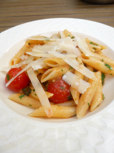 tomates,piments,penne rigate,oignon,basilic,thym,laurier,parmesan,pecorino,tomates cerises