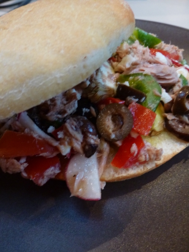 oeuf,fèves,artichauts,thon,tomates,poivron vert,cebettes,radis,ail,anchois,basilic,olives noires,moutarde,vinaigre de vin,huile d'olive,pan bangat