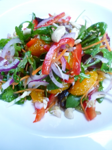 vinaigre de riz,huile de sésame,sambal oelek,fleur de sel,mandarines,jus de mandarines,poivrn rouge,oignon rouge,jeunes pousses,roquette,noix de cajou,magret de canard sèché,carottes,choux blanc,graines de sésame