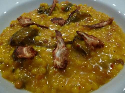 fregola,artichauts,parmesan,safran,bouillon de volaille,os à moële,ail,echalote,thym,crème,beurre