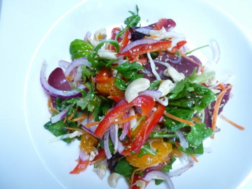 vinaigre de riz,huile de sésame,sambal oelek,fleur de sel,mandarines,jus de mandarines,poivrn rouge,oignon rouge,jeunes pousses,roquette,noix de cajou,magret de canard sèché,carottes,choux blanc,graines de sésame