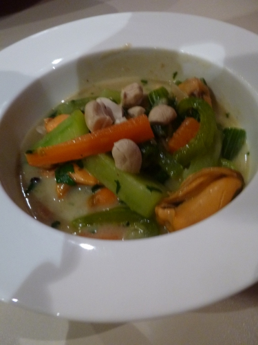 Moules, Citronelle, Gingembre, Ail, Piment, Oignon, Echalote, Crème de Coco, Sauce Poisson, Sauce Soja, Coriandre, Noix de Cajou, Curry Vert, Curry Madras, Farine, Concombre, Paprika Vert, Carotte, Céleri Vert 