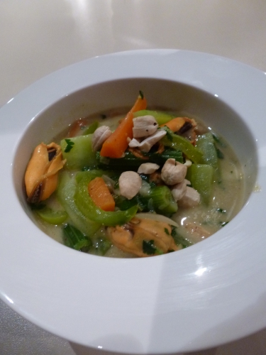 Moules, Citronelle, Gingembre, Ail, Piment, Oignon, Echalote, Crème de Coco, Sauce Poisson, Sauce Soja, Coriandre, Noix de Cajou, Curry Vert, Curry Madras, Farine, Concombre, Paprika Vert, Carotte, Céleri Vert 