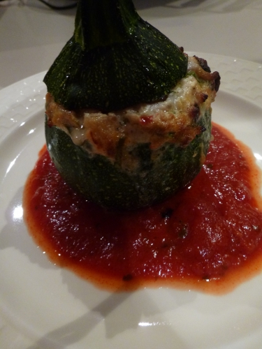 courgettes rondes,oignons nouveaux,ricotta,parmesan,basilic,haché porc-veau,ail,tomates sèchées,olives noires,romarin,riz