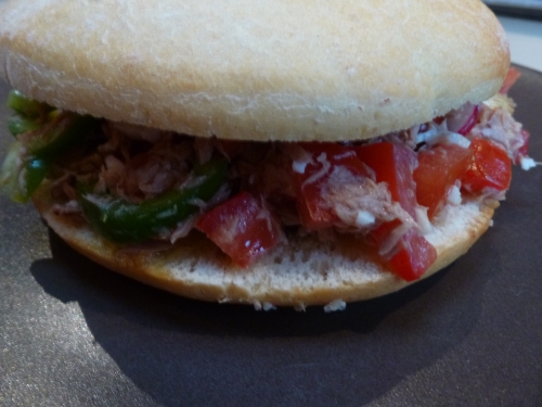 oeuf,fèves,artichauts,thon,tomates,poivron vert,cebettes,radis,ail,anchois,basilic,olives noires,moutarde,vinaigre de vin,huile d'olive,pan bangat