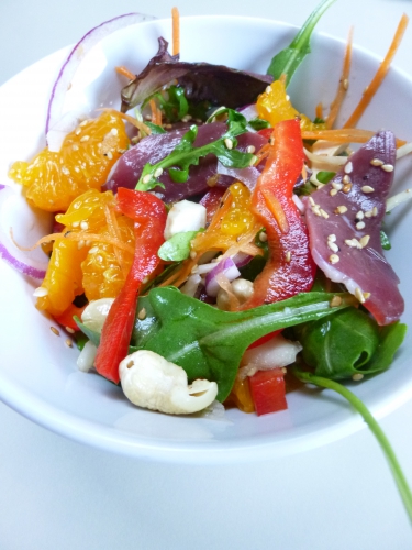 vinaigre de riz,huile de sésame,sambal oelek,fleur de sel,mandarines,jus de mandarines,poivrn rouge,oignon rouge,jeunes pousses,roquette,noix de cajou,magret de canard sèché,carottes,choux blanc,graines de sésame