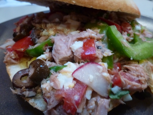 oeuf,fèves,artichauts,thon,tomates,poivron vert,cebettes,radis,ail,anchois,basilic,olives noires,moutarde,vinaigre de vin,huile d'olive,pan bangat