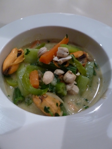 Moules, Citronelle, Gingembre, Ail, Piment, Oignon, Echalote, Crème de Coco, Sauce Poisson, Sauce Soja, Coriandre, Noix de Cajou, Curry Vert, Curry Madras, Farine, Concombre, Paprika Vert, Carotte, Céleri Vert 