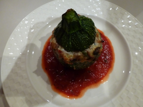 courgettes rondes,oignons nouveaux,ricotta,parmesan,basilic,haché porc-veau,ail,tomates sèchées,olives noires,romarin,riz