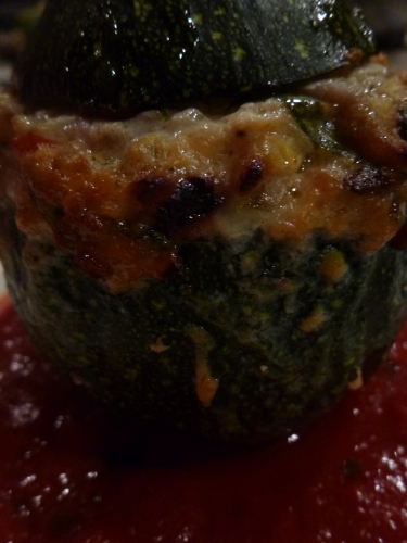 courgettes rondes,oignons nouveaux,ricotta,parmesan,basilic,haché porc-veau,ail,tomates sèchées,olives noires,romarin,riz