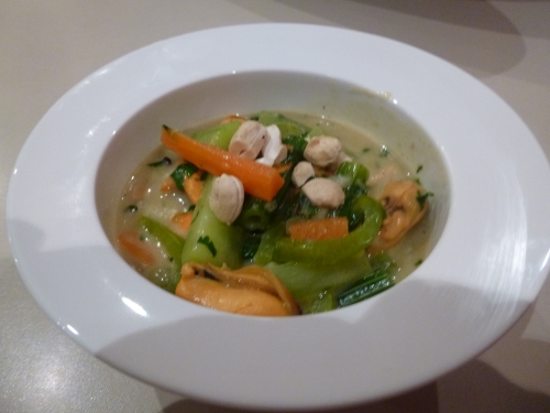 Moules, Citronelle, Gingembre, Ail, Piment, Oignon, Echalote, Crème de Coco, Sauce Poisson, Sauce Soja, Coriandre, Noix de Cajou, Curry Vert, Curry Madras, Farine, Concombre, Paprika Vert, Carotte, Céleri Vert 