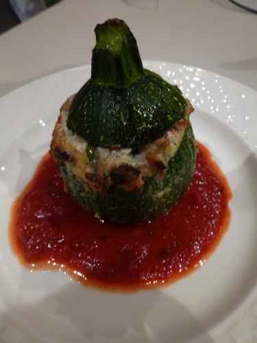 courgettes rondes,oignons nouveaux,ricotta,parmesan,basilic,haché porc-veau,ail,tomates sèchées,olives noires,romarin,riz