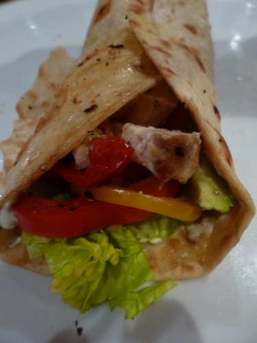 poulet,tortilla,avocat,poivrons,tomates confites,fromage frais,philadelphia,persil plat,ciboulette,thym frais,citron,ail,little gem,salade,huile d'olive