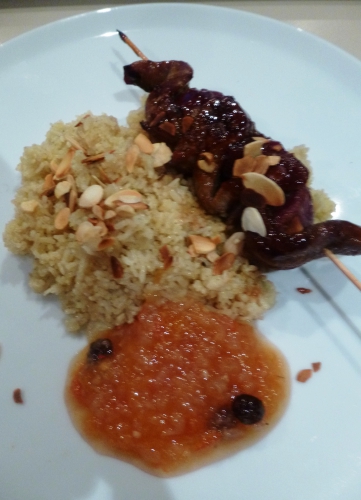 riz basmati,gesiers de canard,aiguillettes de canard,miel,sauce soja,5 epices,gingembre,ail,oignon,echalote,prunes,raisins secs,boskoop,pommes,piment thai,huile de sésame,amandes effilées,bouillon de volaille,girofle,cardamome verte,sucre,tomates,vinaigre de vin blanc