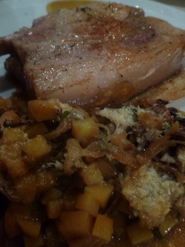 porc,carré,livar,estragon,romarin,thym,laurier,ail,vinaigre d'estragon,beurre,champignons,oignons,charlottes,pommes de terre,parmesan,beurre clarifié,carotte,jus de volaille,fond brun