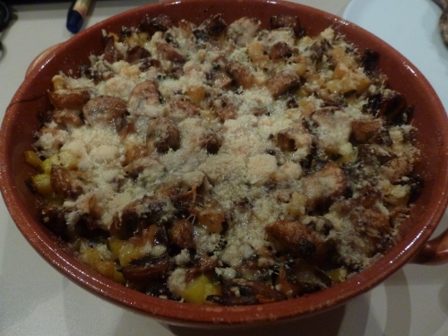 porc,carré,livar,estragon,romarin,thym,laurier,ail,vinaigre d'estragon,beurre,champignons,oignons,charlottes,pommes de terre,parmesan,beurre clarifié,carotte,jus de volaille,fond brun