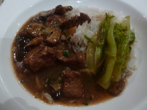 agneau,paksoi,gingembre,sauce soja,sauce haricots noirs,ail,huile de sésame,huile de tournesol,huile d'olive,5 epices,piments,coriandre,citron,shiitake,vin de riz,bouillon de légumes