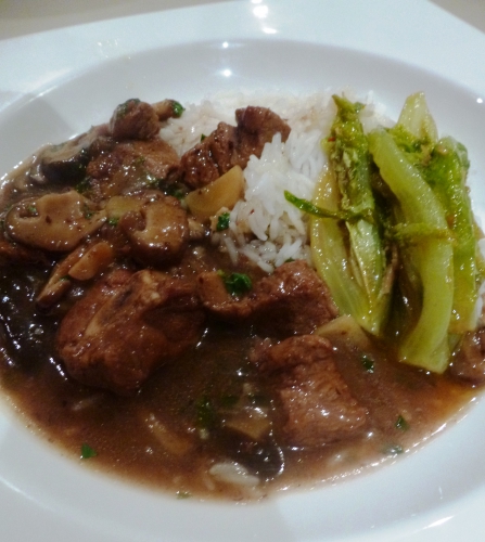 agneau,paksoi,gingembre,sauce soja,sauce haricots noirs,ail,huile de sésame,huile de tournesol,huile d'olive,5 epices,piments,coriandre,citron,shiitake,vin de riz,bouillon de légumes