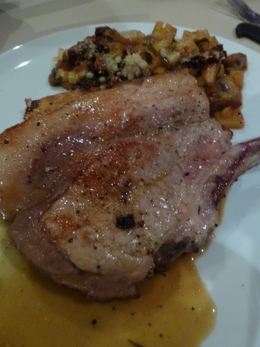 porc,carré,livar,estragon,romarin,thym,laurier,ail,vinaigre d'estragon,beurre,champignons,oignons,charlottes,pommes de terre,parmesan,beurre clarifié,carotte,jus de volaille,fond brun